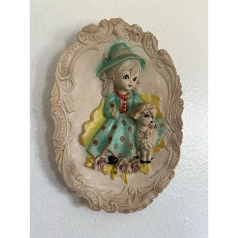 Vintage Oval Molded 3-D Wall Hanging Art Plaque Hand Painted RARE‎ Backside